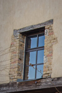 Une fenêtre métallique dans un immeuble.