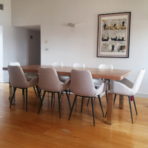 Une salle à manger avec une table et des chaises en métal.