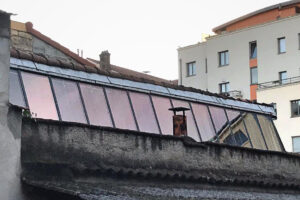 Le toit d'un immeuble est recouvert de verre et de métal.