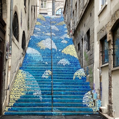 Les escaliers Mermet en bleu et blanc, situés dans une ruelle du quartier de la Croix-Rousse à Lyon.