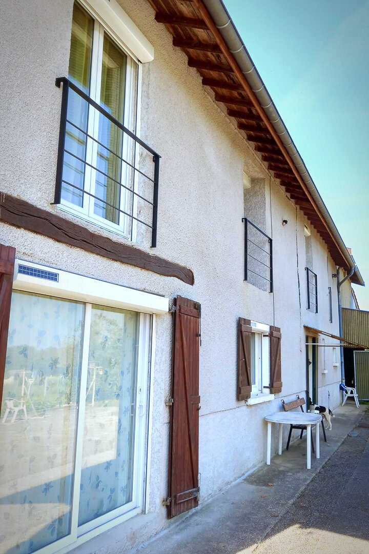 Garde-corps contemporain pour cette villa de la banlieue lyonnaise.