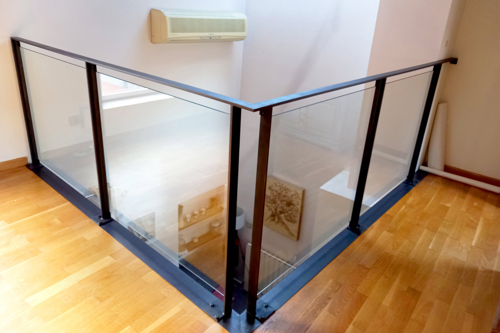 Garde-corps en verre pour laisser passer la lumière entre 2 étages.