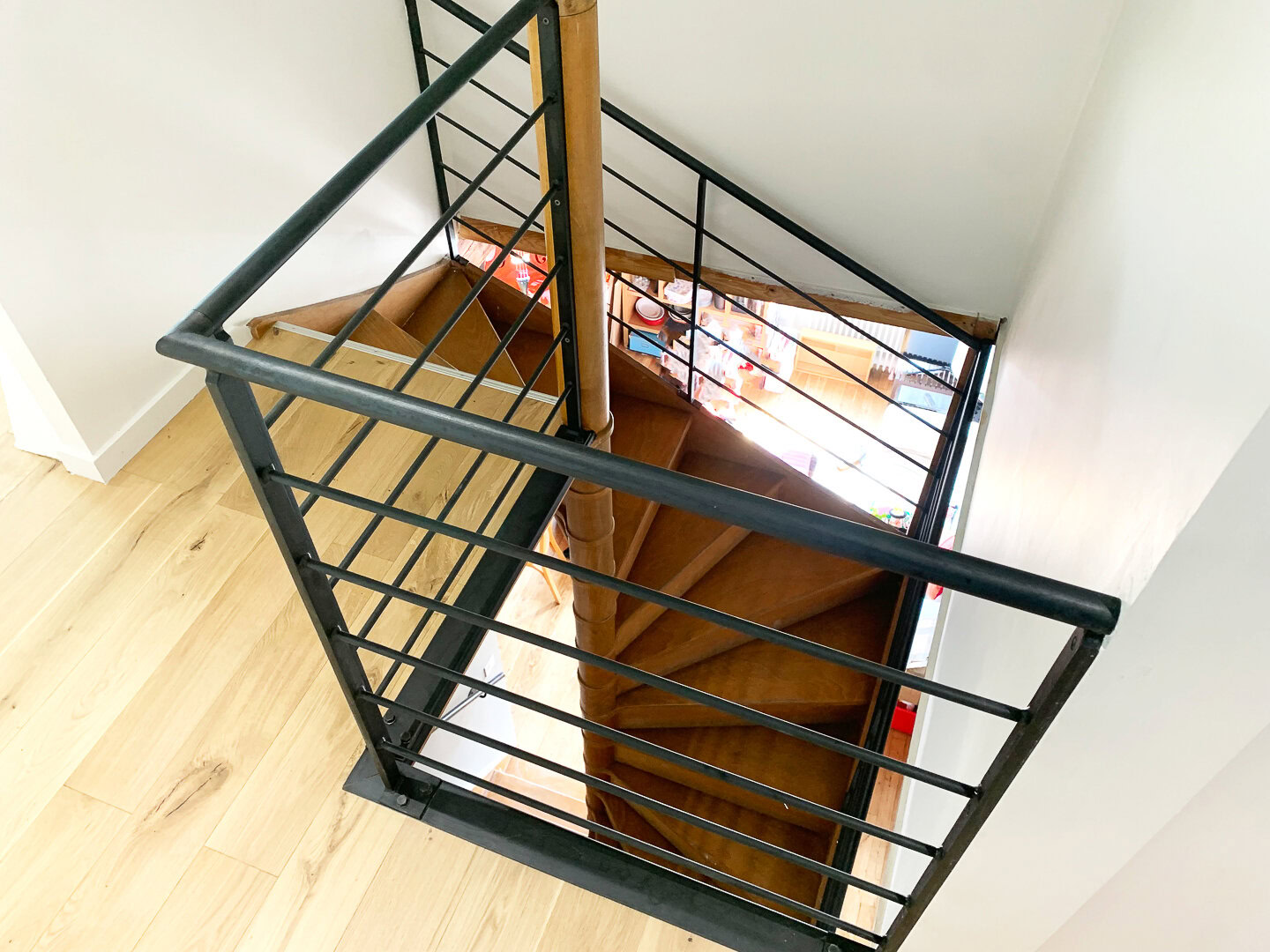 Escalier en bois et métal avec garde-corps contemporain.