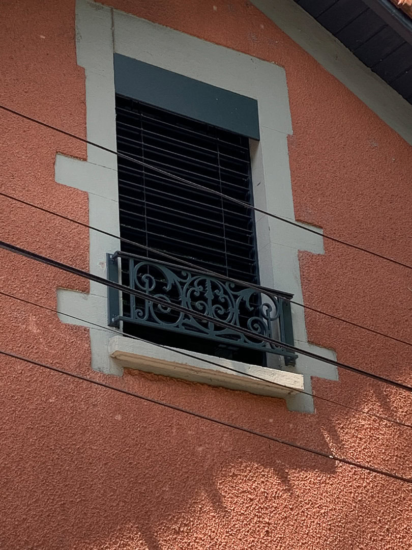 Garde-corps métallique traditionnel noir. Un accord parfait, quelle que soit la couleur de la façade.