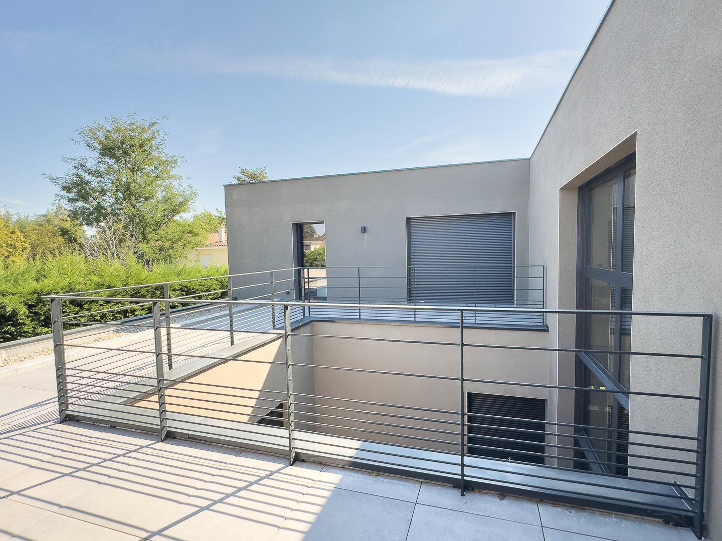 Garde-corps contemporain en métal pour sécuriser la terrasse de cette belle villa lyonnaise récente.