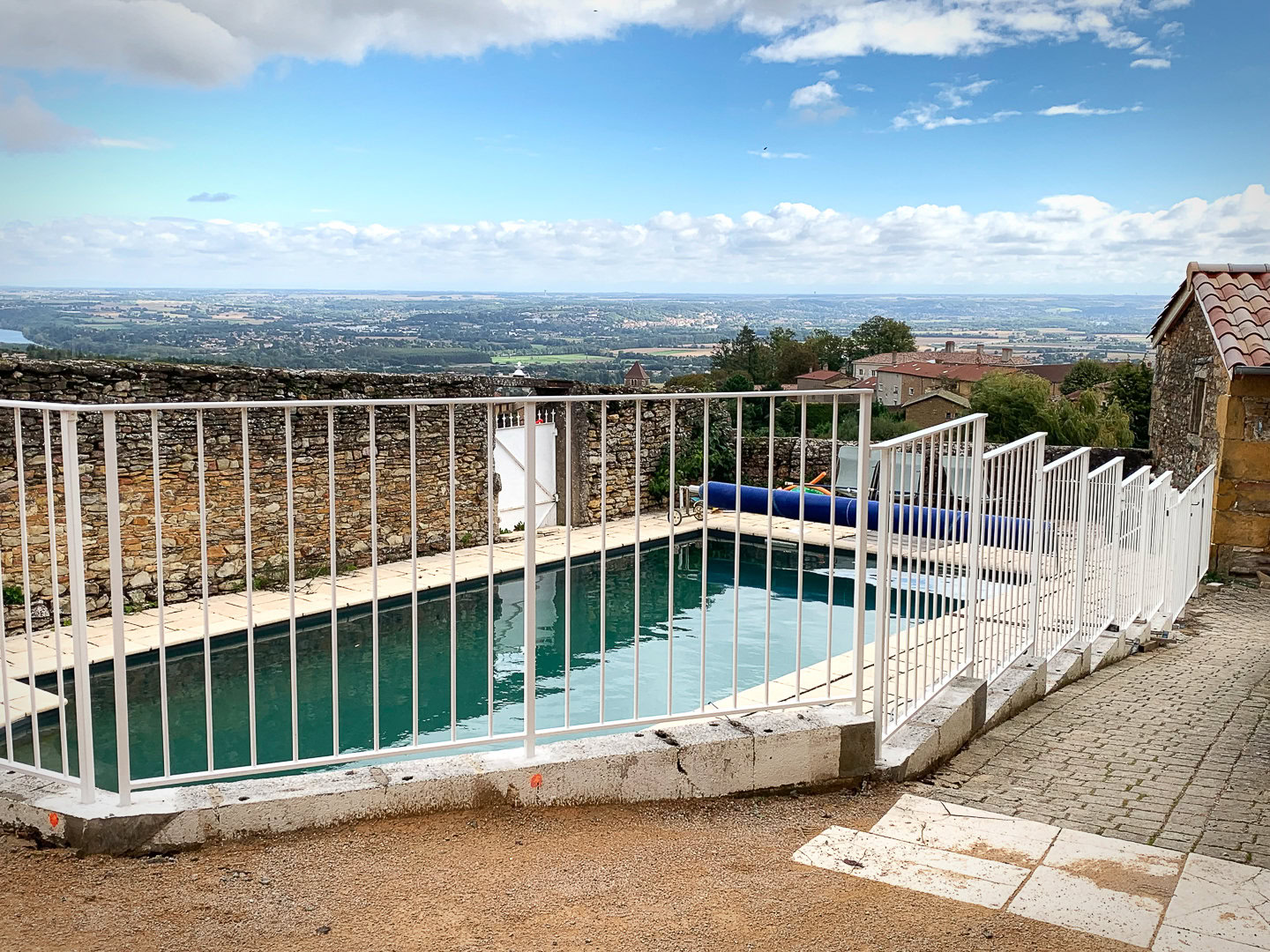 Garde-corps contemporain en métal peint autour de cette piscine.
