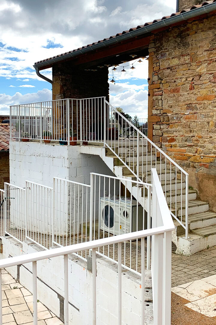 Escalier extérieur doté d'un garde-corps contemporain en métal peint.