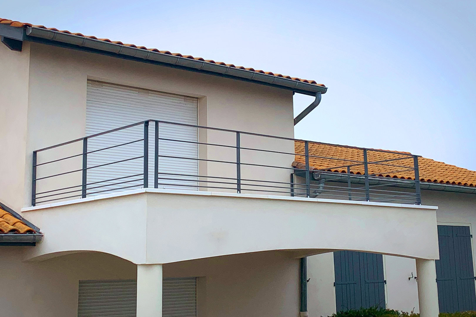 Balcon avec garde-corps contemporain pour cette villa lyonnaise.