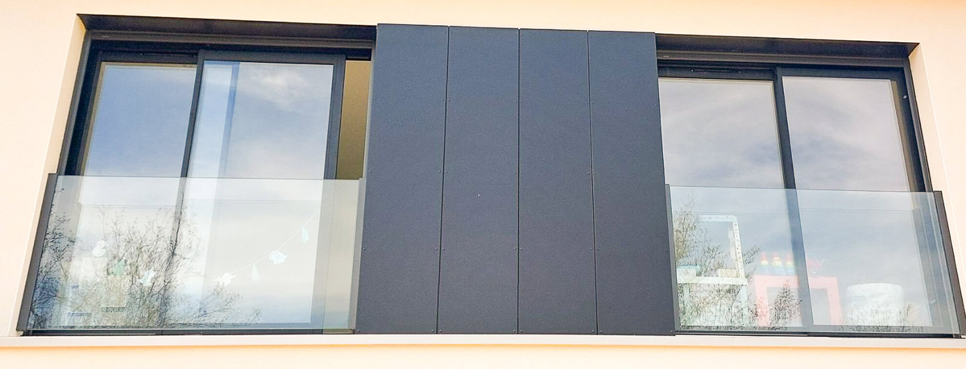 Verrière en métal contemporaine sur une façade à Lyon, mettant en valeur le savoir-faire d'un métallier du Rhône.
