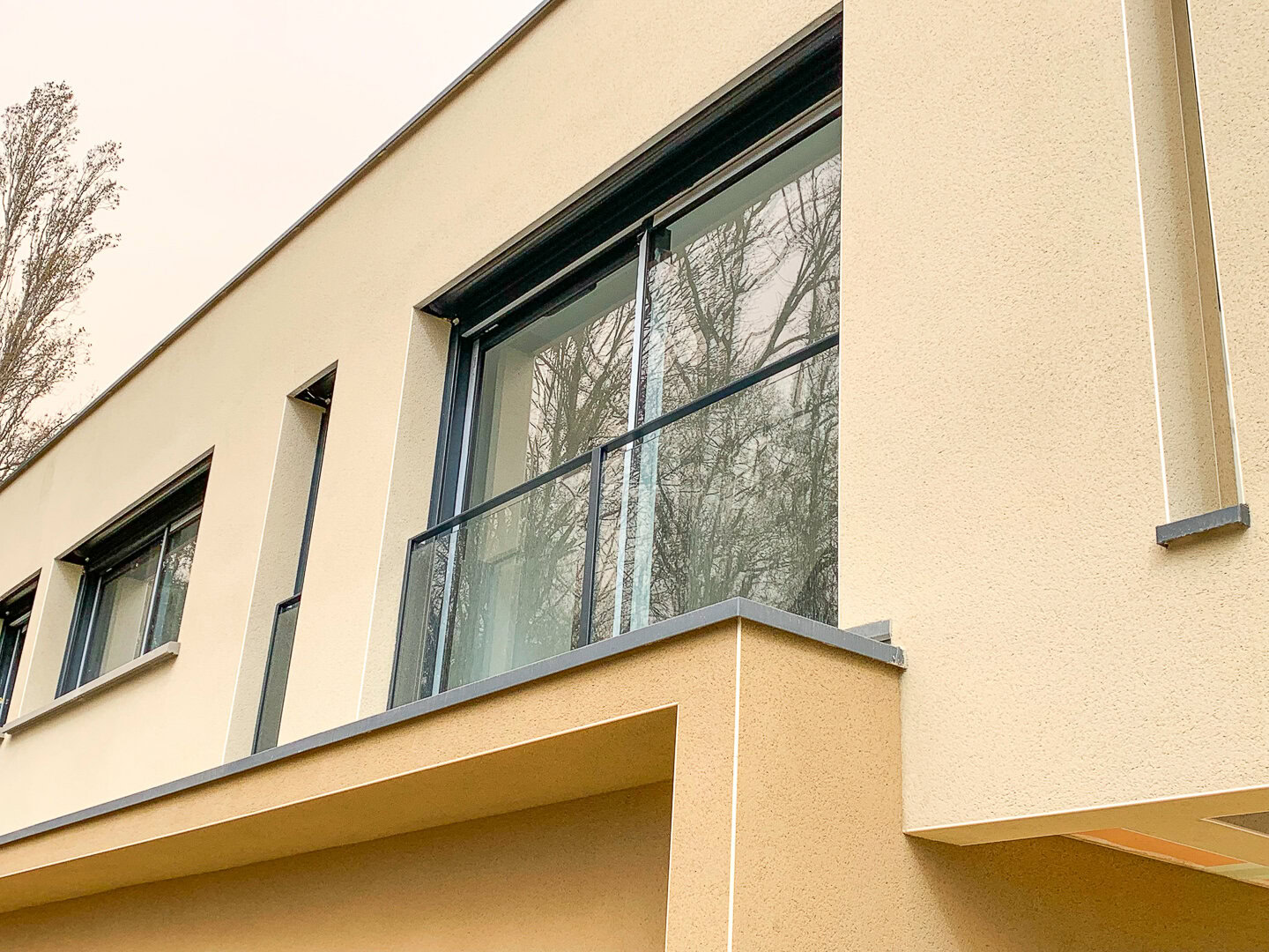 Façade moderne à Lyon mettant en valeur une verrière métallique conçue et posée par un métallier du Rhône.