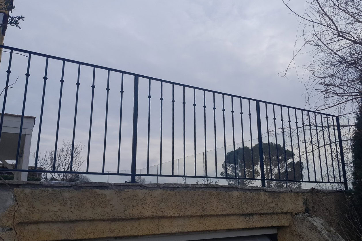 Garde-corps en métal à barreaux verticaux conçu, fabriqué et posé sur une structure béton par un métallier du Rhône.