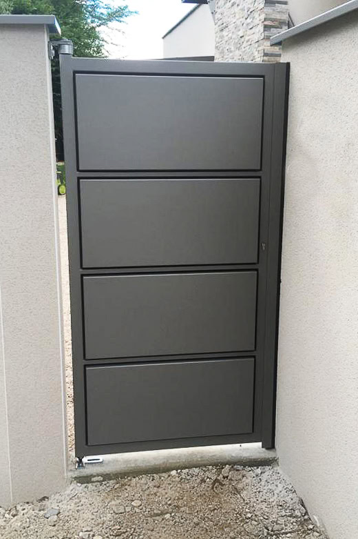 Portail moderne en métal gris à quatre panneaux horizontaux, réalisé par un métallier près de Lyon, dans le Rhône.