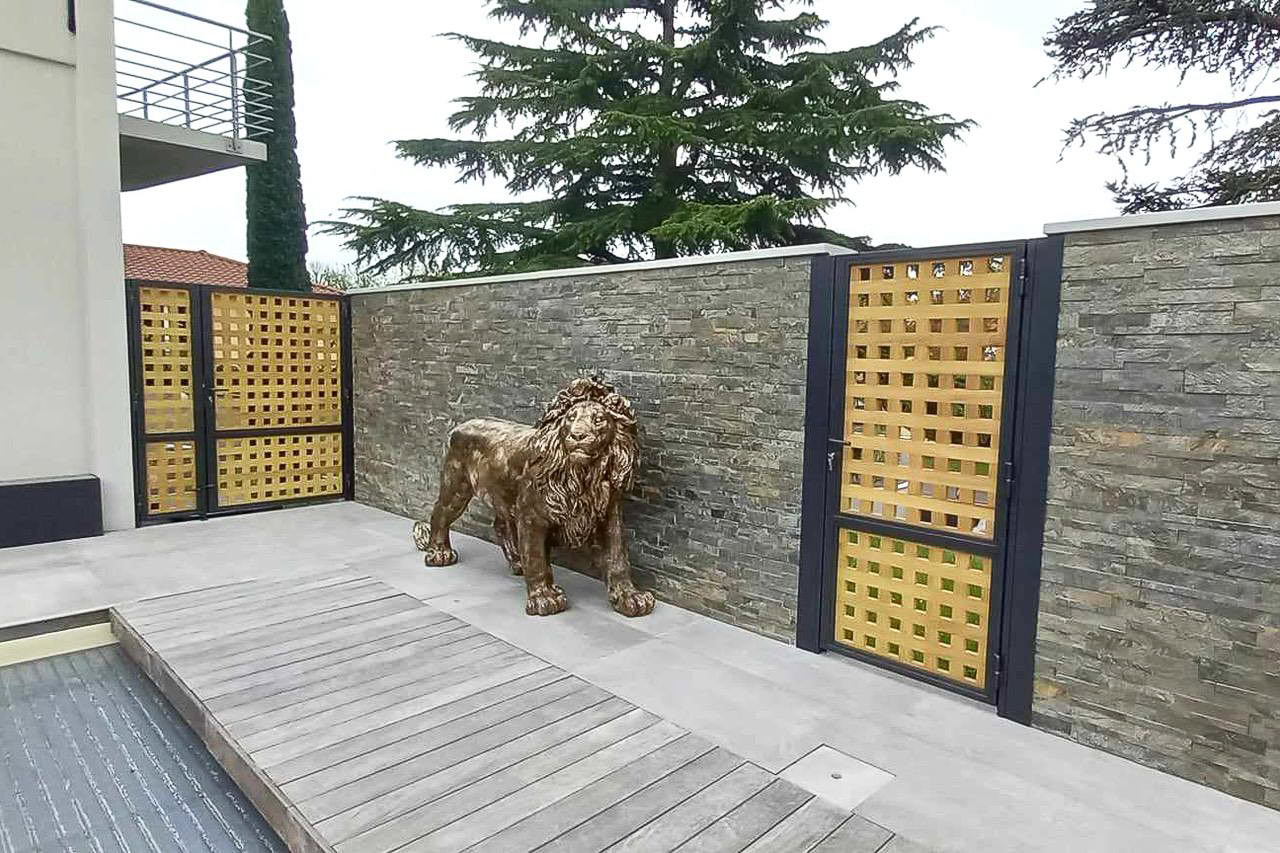 Une terrasse en métal mise en valeur par un garde-corps ajouré, installée par un métallier près de Lyon.
