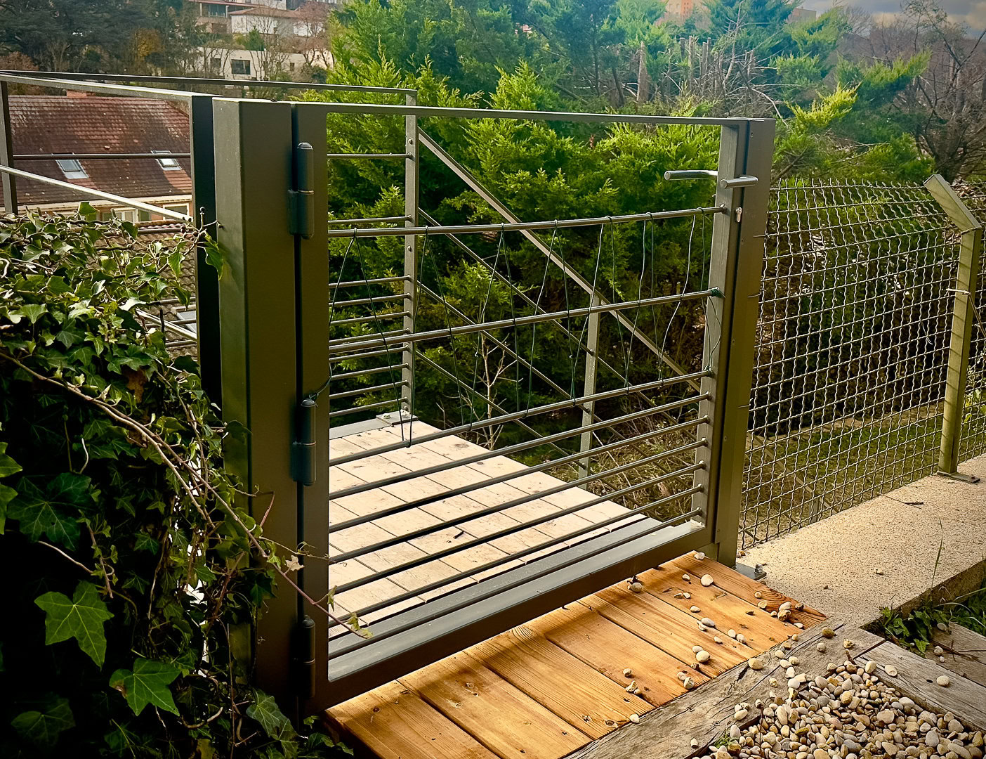 Portail en métal et bois à barres horizontales réalisé par un métallier près de Lyon dans le Rhône.
