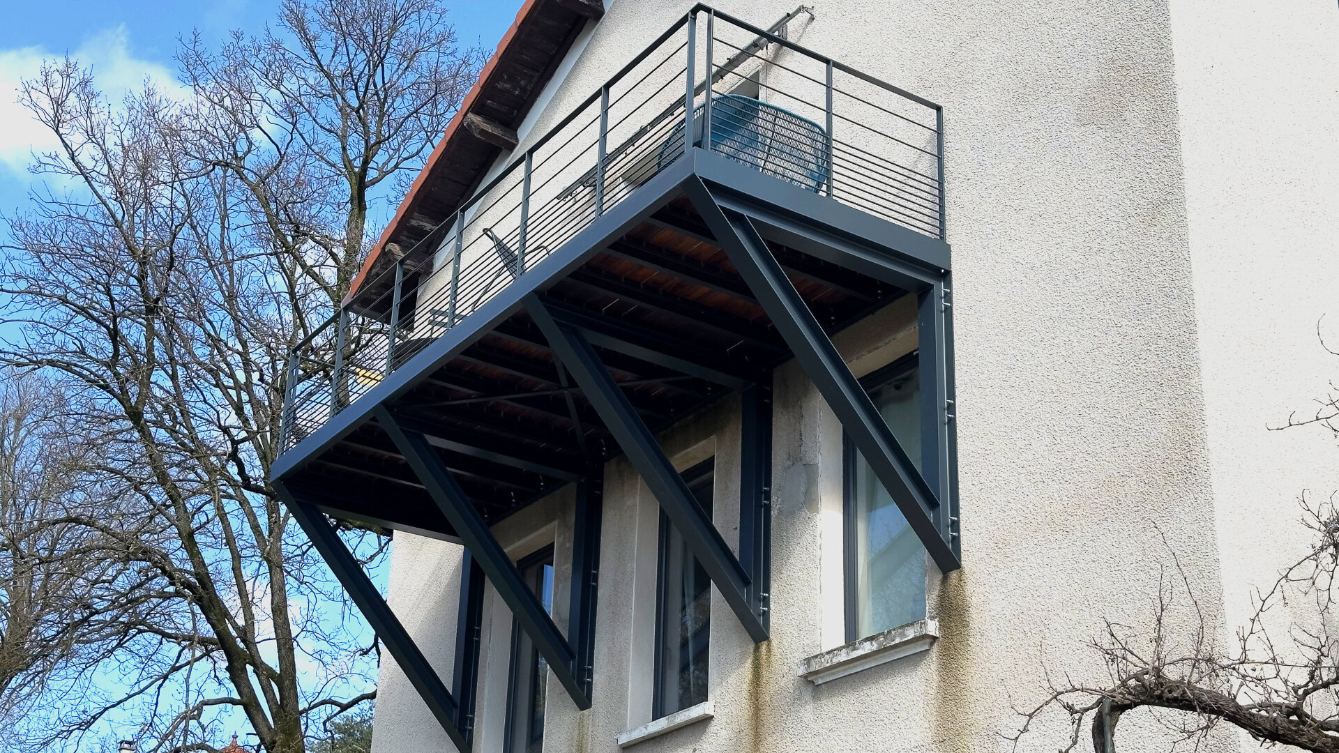 Balcon métallique à supports obliques conçu, fabriqué et posé par un métallier dans la région lyonnaise.