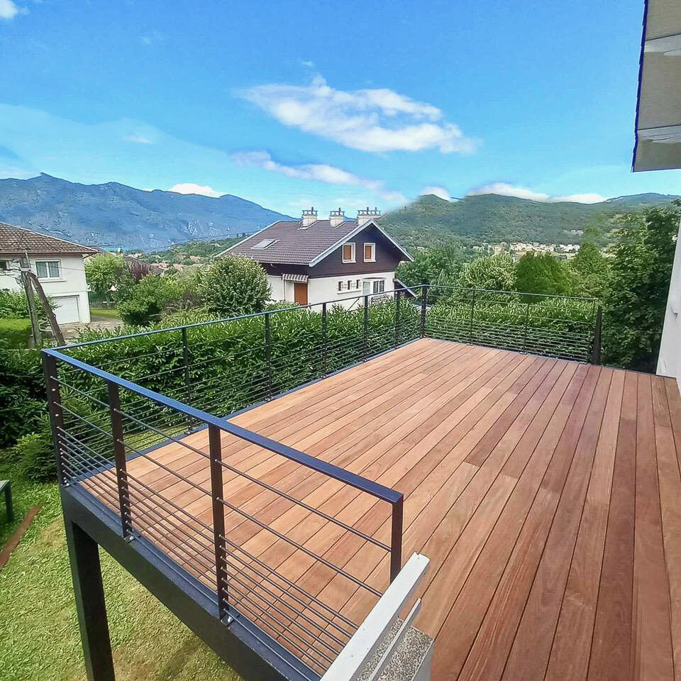 Garde-corps en métal conçu et posé sur une terrasse, illustrant le savoir-faire d'un métallier près de Lyon, dans le Rhône.