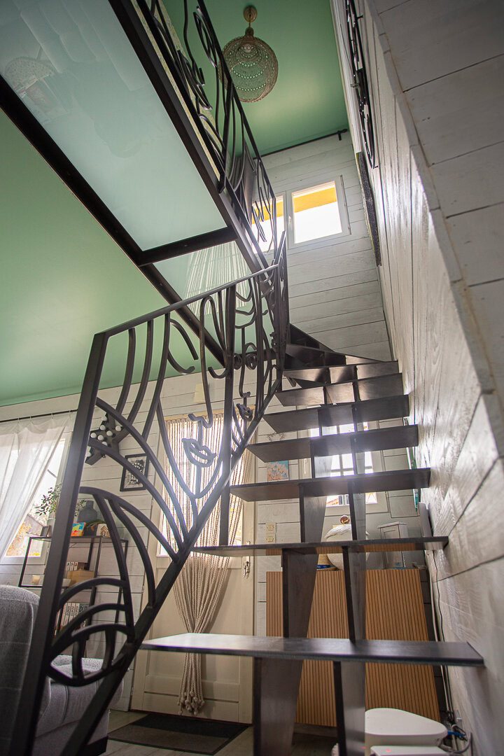 Escalier flottant moderne avec garde-corps en métal décoratif, conçu et installé par une entreprise de métallurgie basée dans le Rhône.