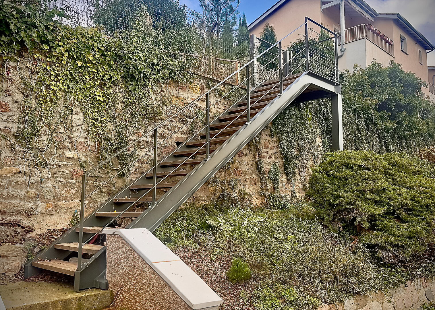 Escalier en métal avec garde-corps conçu et installé par un métallier près de Lyon dans le département du Rhône.