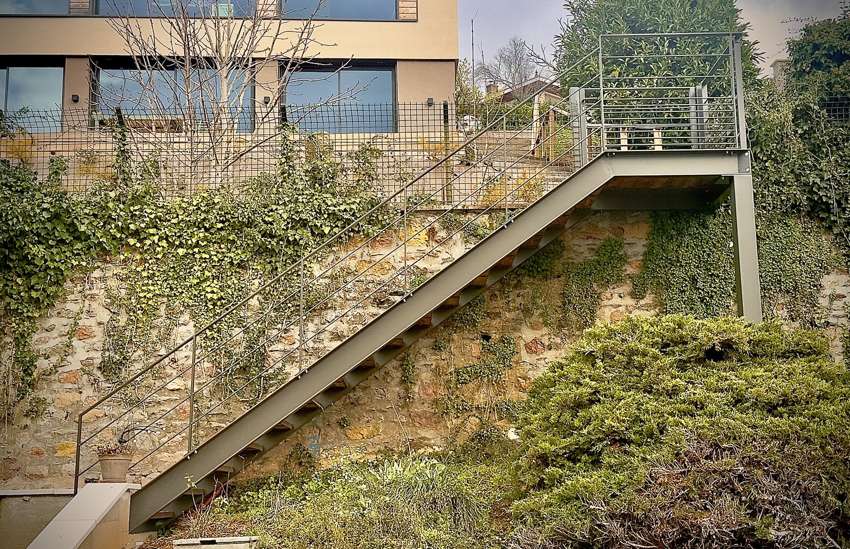 Escalier extérieur en métal conçu et installé par un métallier près de Lyon, exemplaire du savoir-faire local en métallerie.