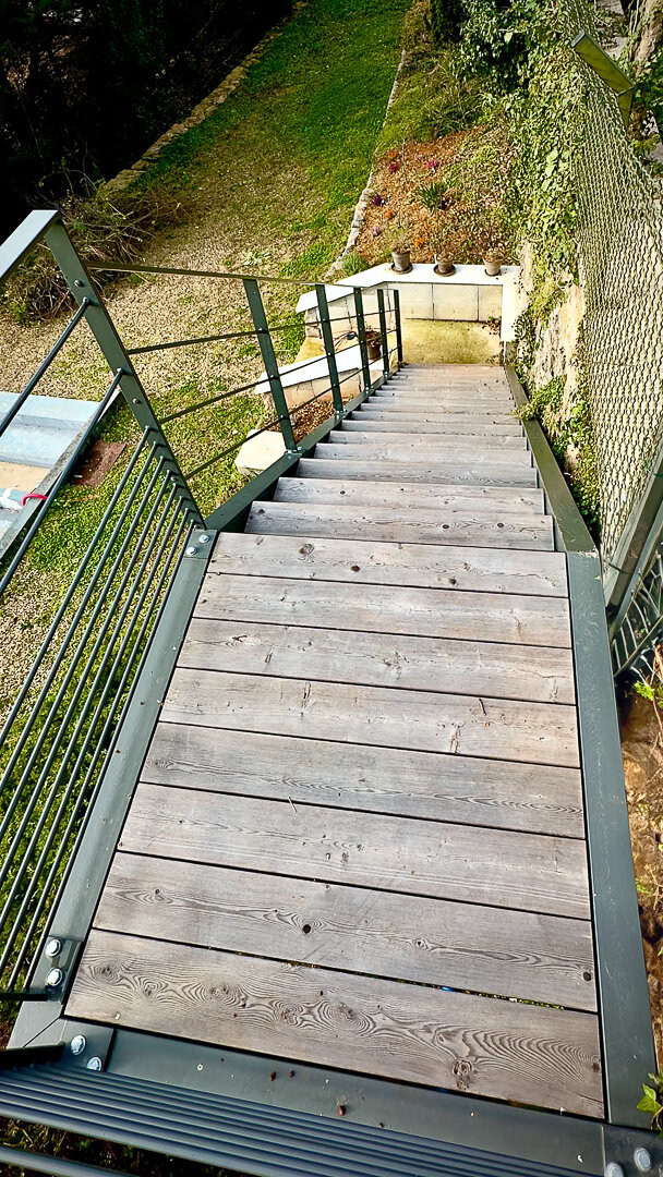 Garde-corps en métal conçu et installé par un métallier lyonnais, mis en valeur sur un escalier extérieur.