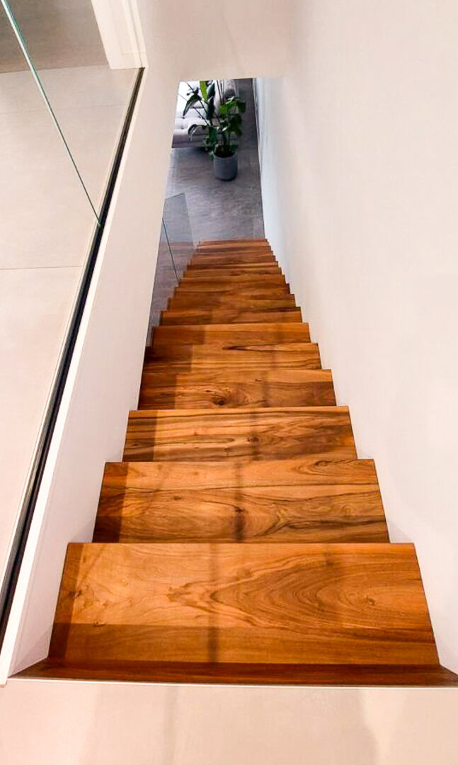 Un escalier droit en métal conçu et posé par un métallier du Rhône, aux lignes épurées et minimalistes.