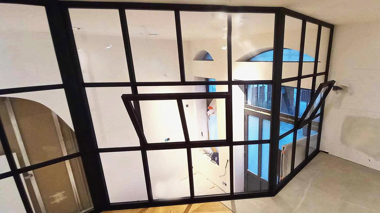 Verrière avec ouvrants sur une mezzanine.