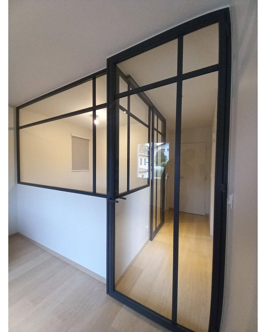 Verrière à porte ouvrante.