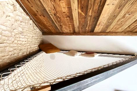 Détail d'une mezzanine métallique réalisée par un métallier près de Lyon, avec structure en métal apparent.